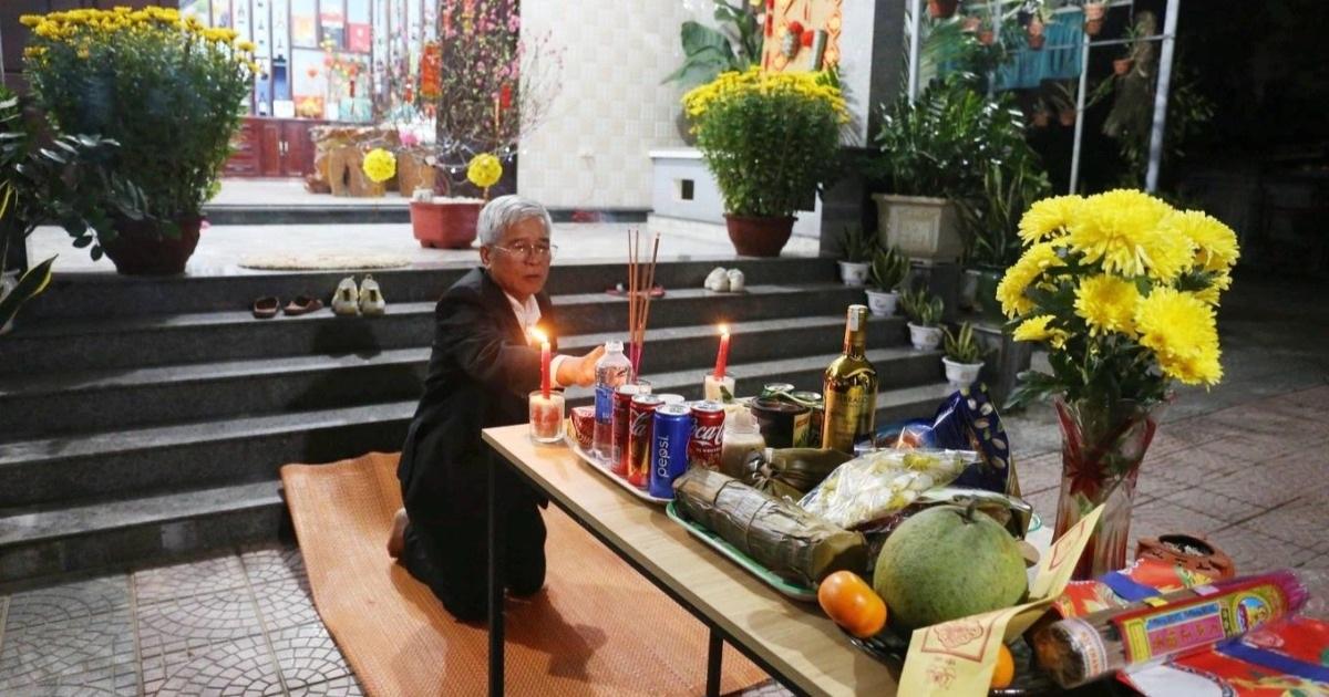 Goi y mau sac trang tri ban tho cung giao thua At Ty 2025